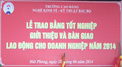 Lễ trao bằng tốt nghiệp và bàn giao lao động cho các doanh nghiệp năm 2014